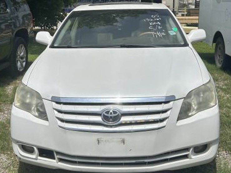 #3-•-2005-toyota-avalon-image-2