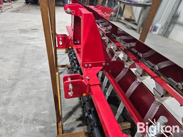 2025-massey-ferguson-730-image-9
