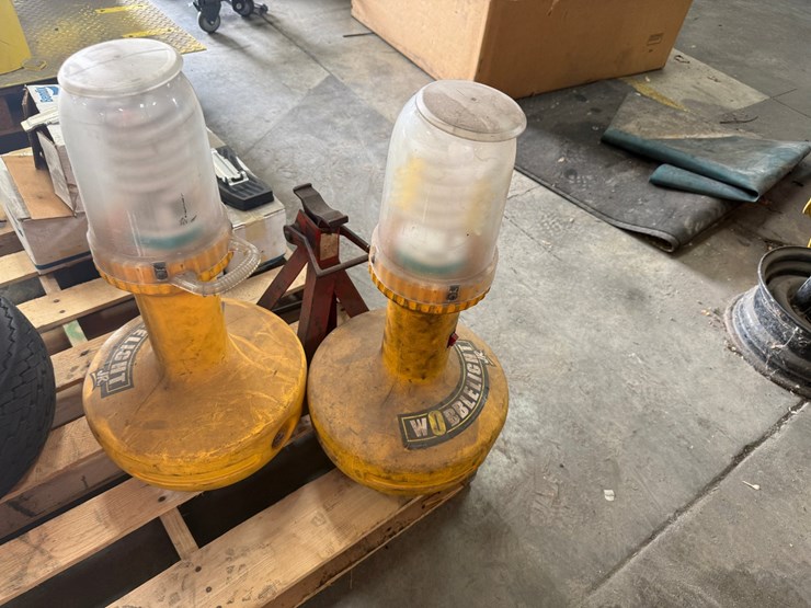 #2019-•-(2)-wobblelight-jrs-and-(1)-jack-stand-image-2