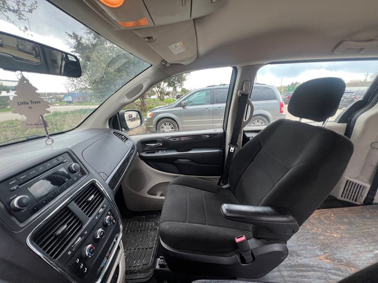 2013-dodge-caravan-image-14