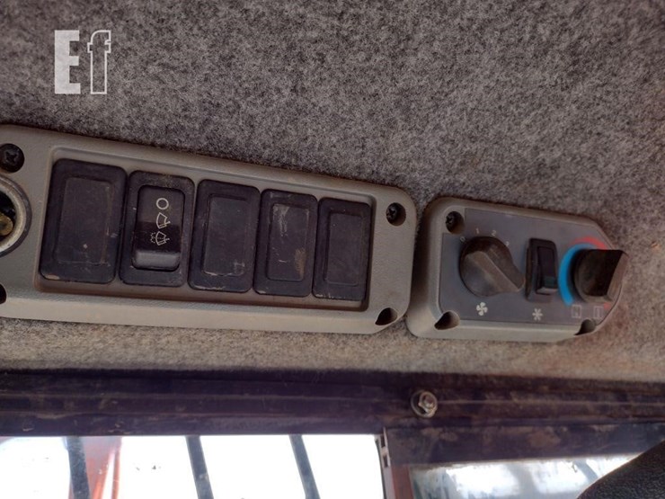 2009-bobcat-t320-image-10