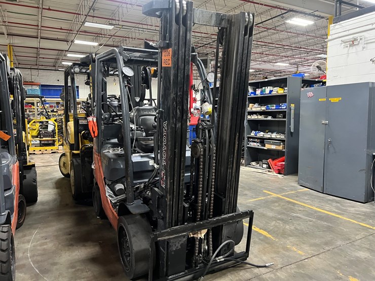 #2002-•-toyota-forklift-(parts-only)-image-3
