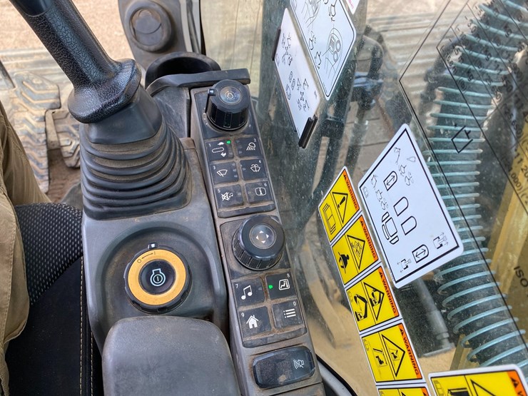 2018-caterpillar-320d-image-55