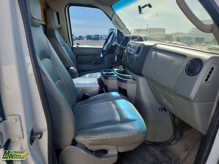 2010-ford-cargo-image-16