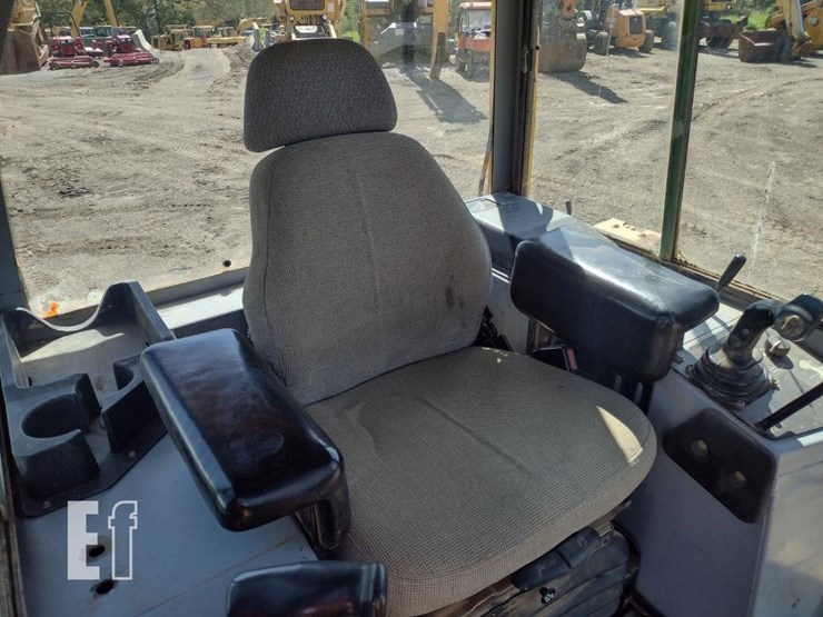 2004-deere-700h-image-11