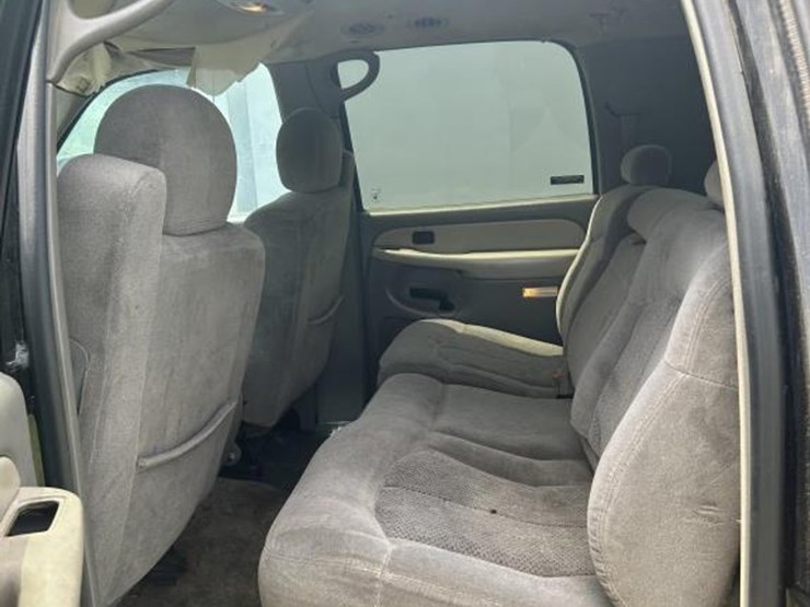 2001-chevrolet-suburban-image-14