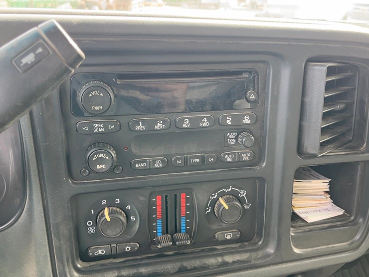 2006-chevrolet-silverado-2500-pickup-image-38