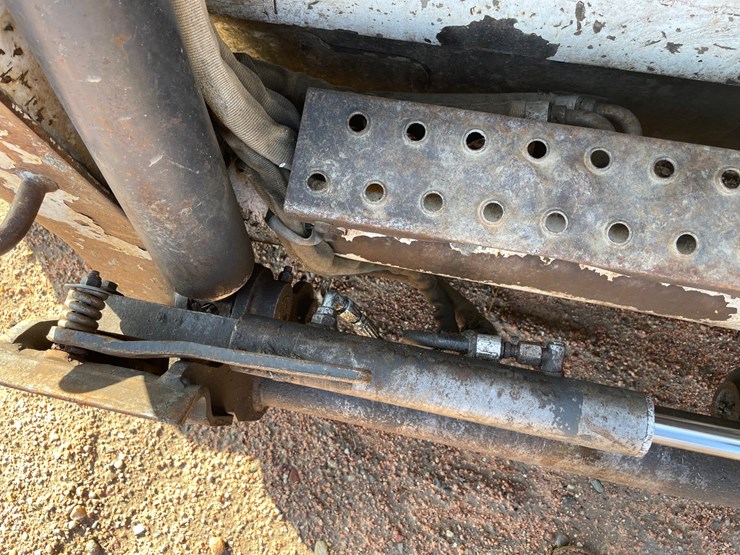 2005-bobcat-t300-image-11