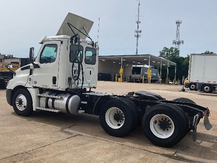 2019-freightliner-cascadia-126-image-2