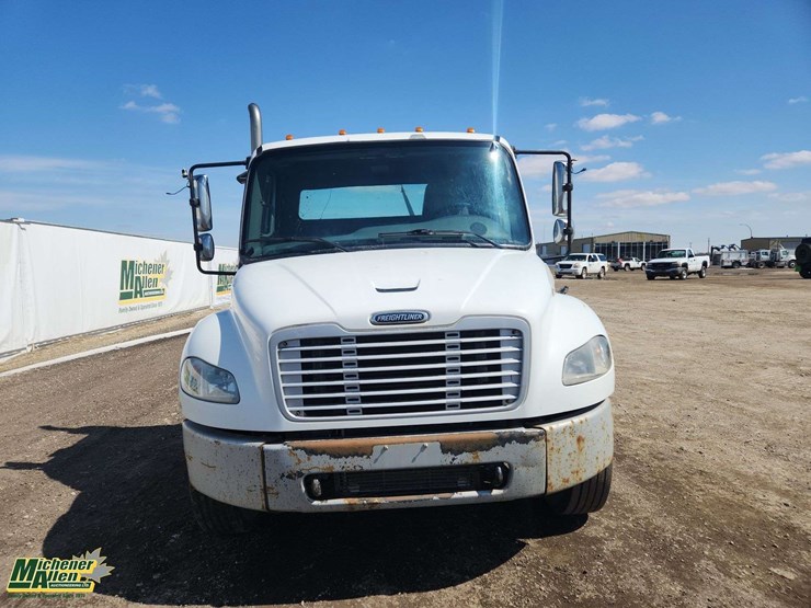 2007-freightliner-m2-106-image-19