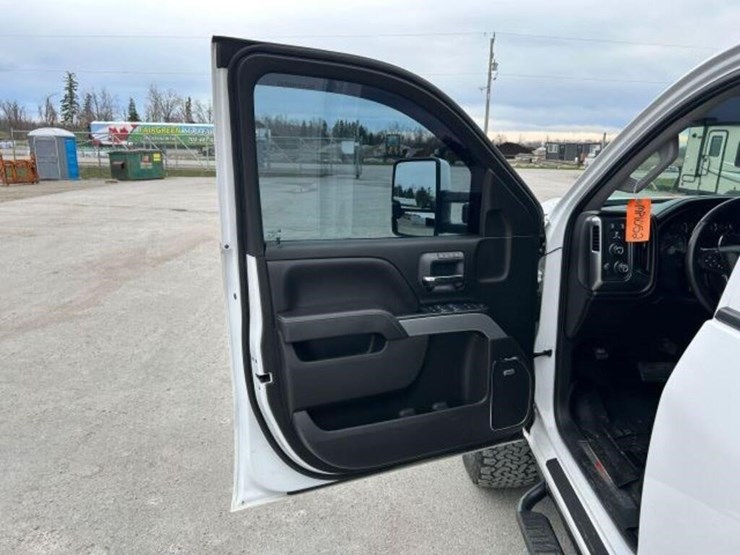 2018-chevrolet-silverado-1500-ltz-image-30
