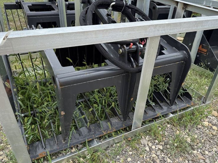 #80-•-44"-mini-skid-steer-rock-grapple---mrb-72-44w-image-1