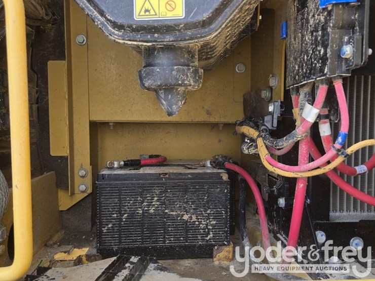 2019-caterpillar-330-image-28