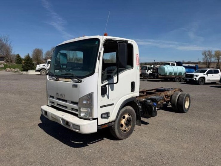 2015-isuzu-npr-image-1
