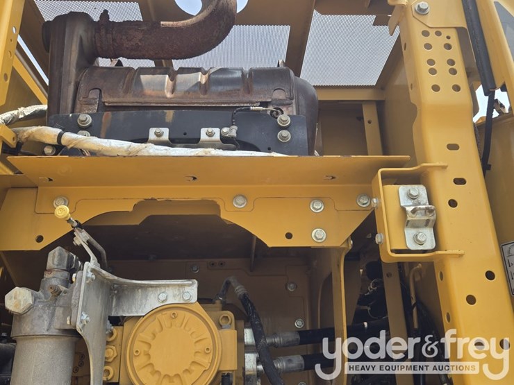 2019-caterpillar-330-image-33