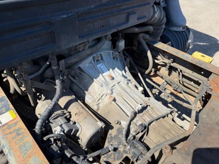 2015-isuzu-npr-image-18