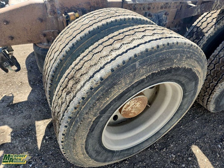 2007-freightliner-m2-106-image-28