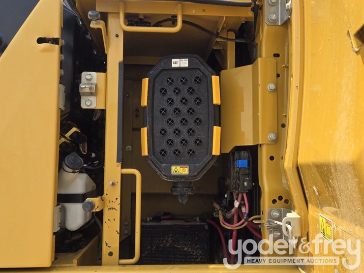 2019-caterpillar-330-image-27