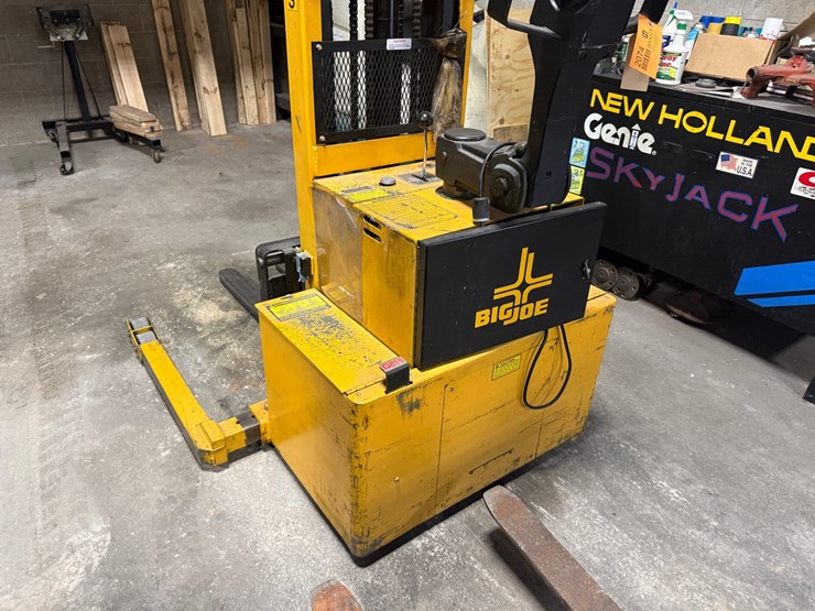 #2074-•-big-joe-electric-lift-truck-image-2