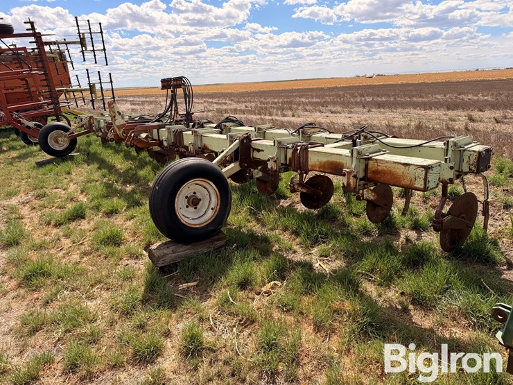 orthman-12-row-liquid-fertilizer-applicator-image-1