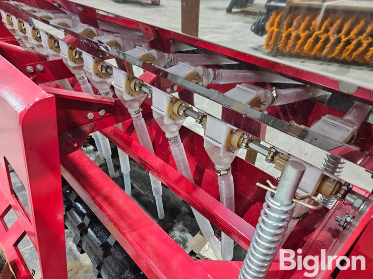 2025-massey-ferguson-730-image-16