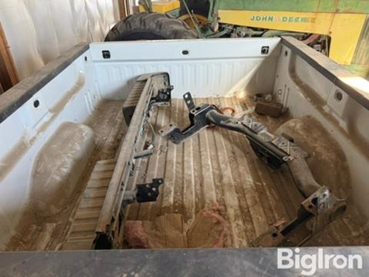gmc-sierra-pickup-bed-image-13