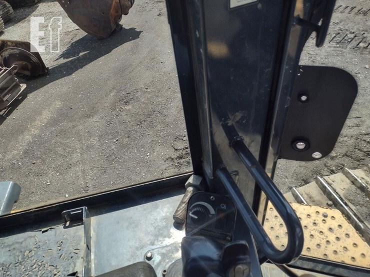 2008-deere-750j-lt-image-10