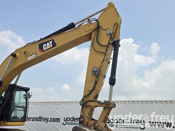 2019-caterpillar-330-image-36