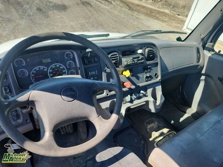 2007-freightliner-m2-106-image-16