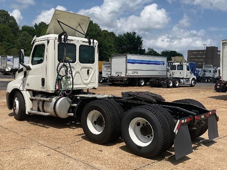 2019-freightliner-cascadia-126-image-2