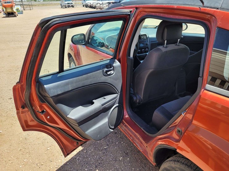2010-dodge-caliber-image-13