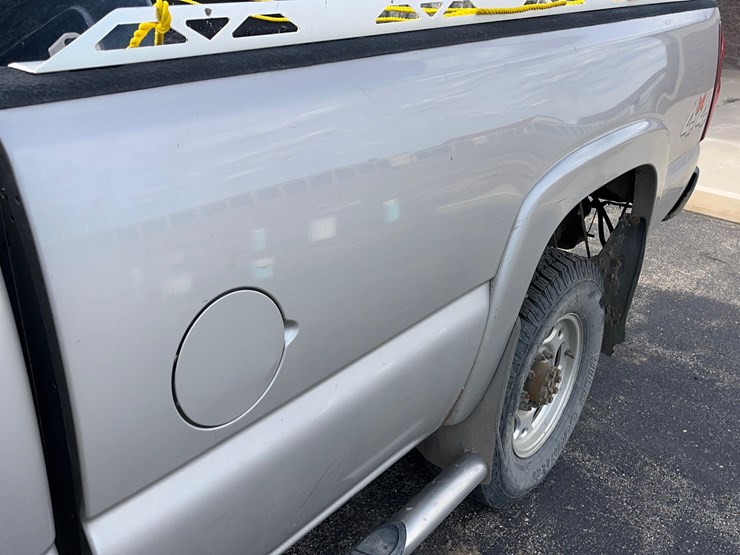 2006-chevrolet-silverado-2500-pickup-image-16