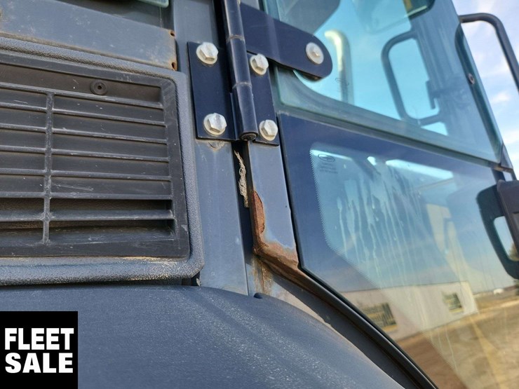 2016-deere-410l-image-38