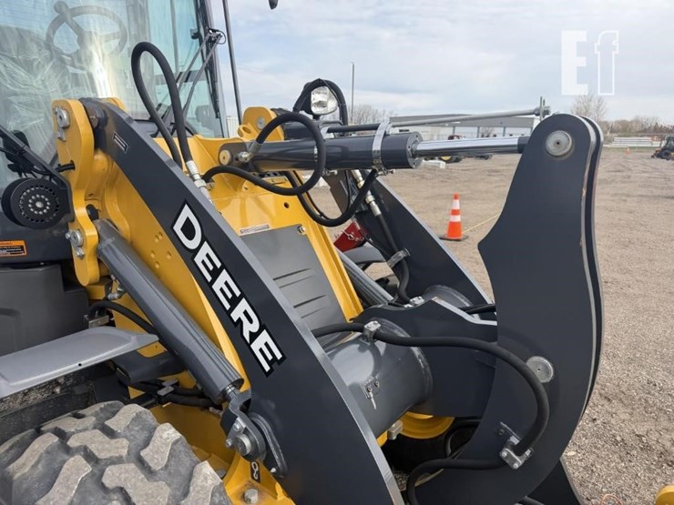 2023-deere-244l-image-8