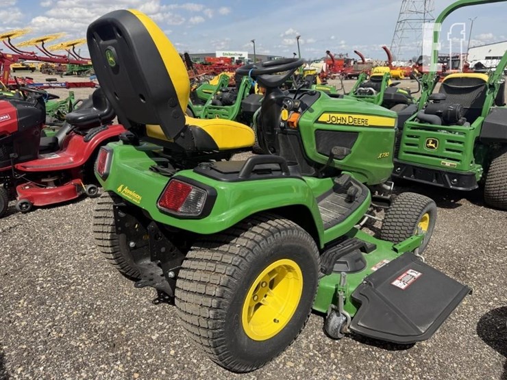 2022-john-deere-x730-image-3
