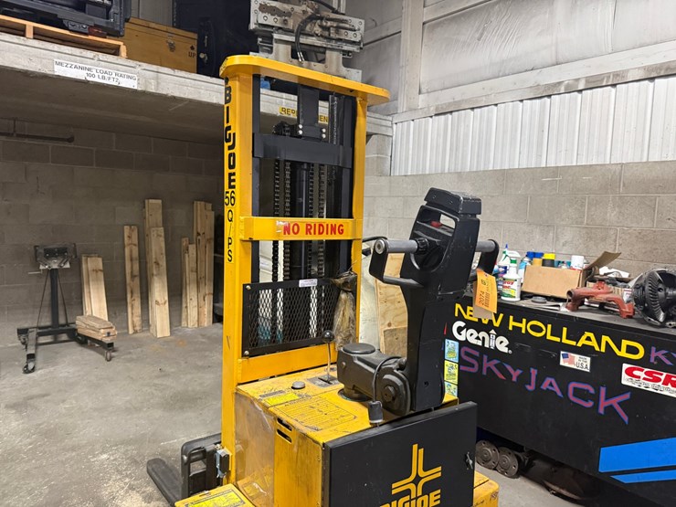 #2074-•-big-joe-electric-lift-truck-image-3