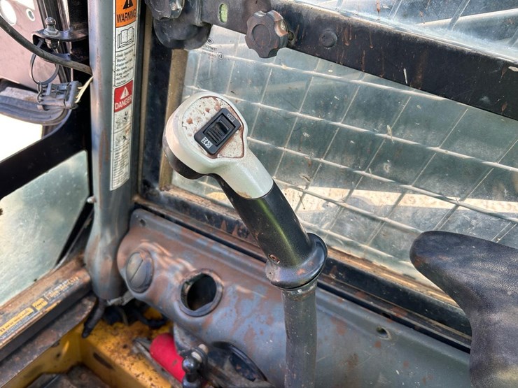 new-holland-l230-image-21