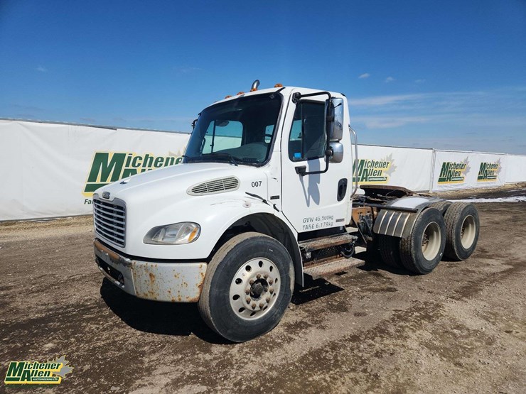 2007-freightliner-m2-106-image-1