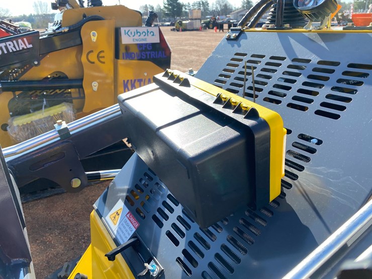 #5563-•-2026-ats-t460-tracked-mini-skid-steer-with-some-damage-image-7