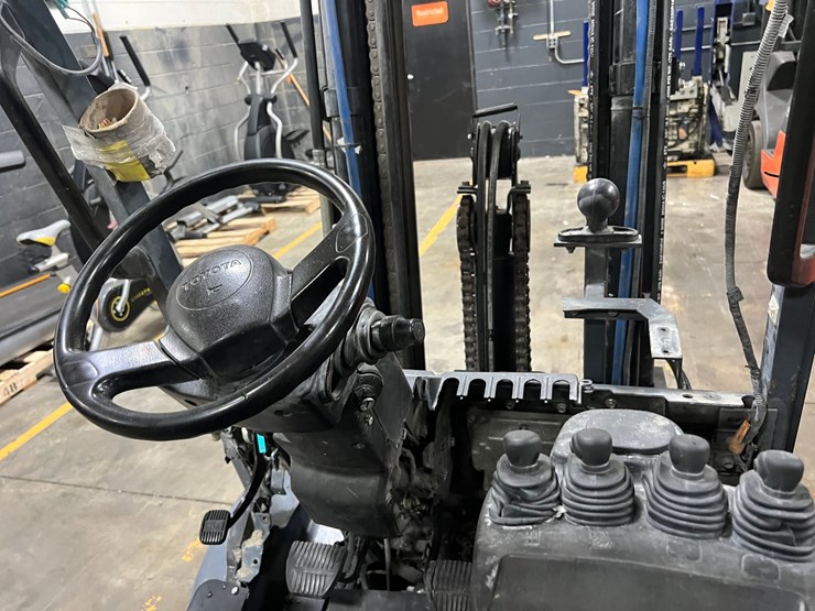 #2002-•-toyota-forklift-(parts-only)-image-9