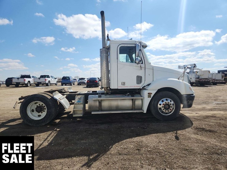 2005-freightliner-columbia-120-image-21