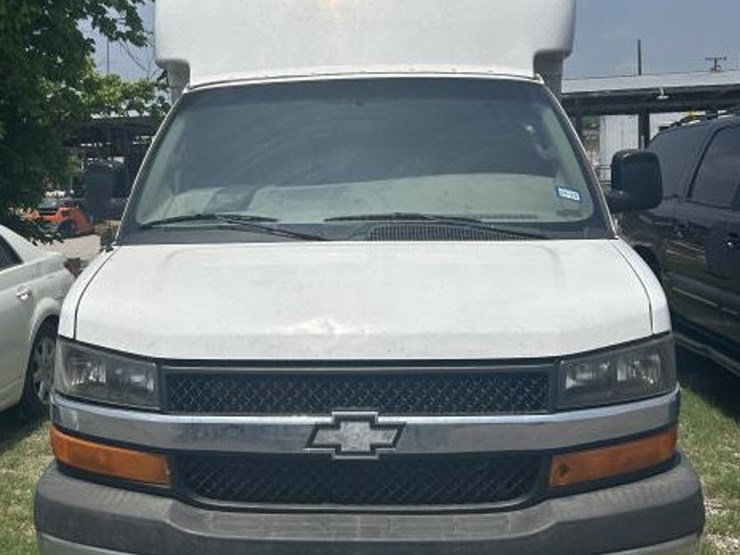 #4-•-2017-chevrolet-express-box-truck-image-2