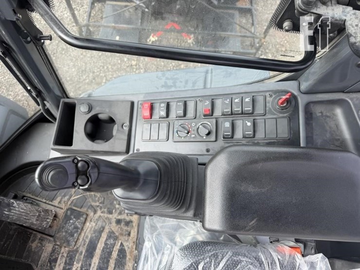 2023-deere-244l-image-24