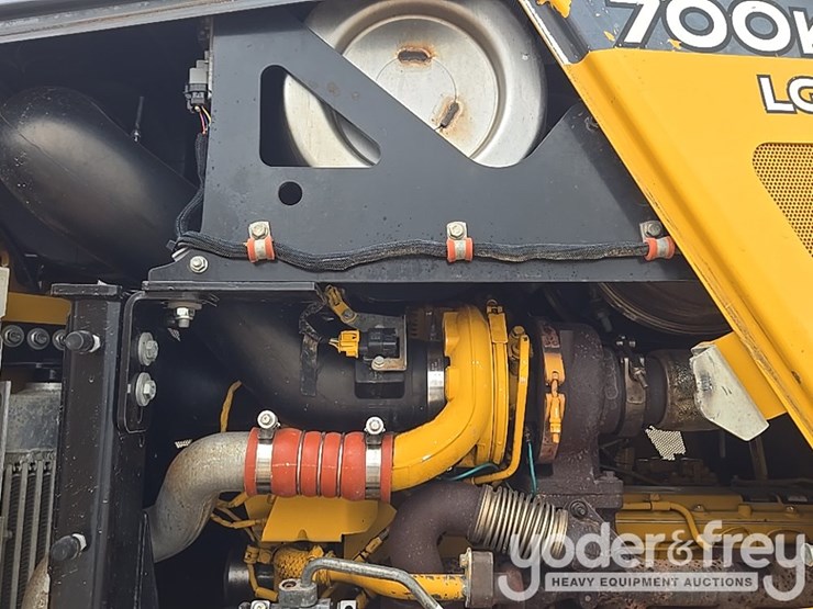 2019-deere-700k-lgp-image-51