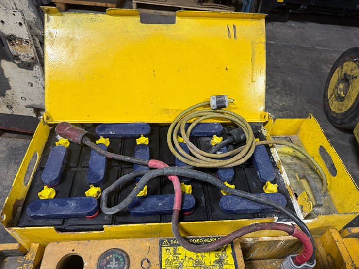 #2072-•-big-joe-electric-lift-truck-image-7