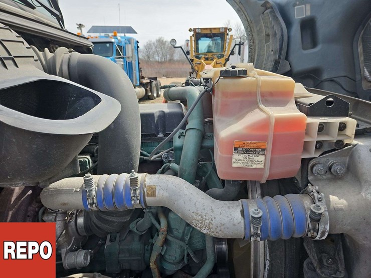 2024-volvo-vnl-t/a-sleeper-tractor-image-47