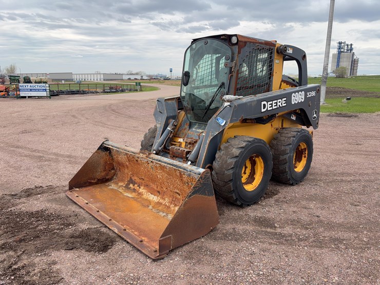 2014-deere-328e-image-30