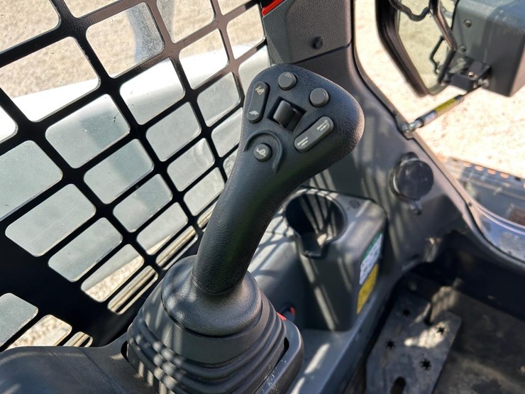 2023-bobcat-t64-image-25