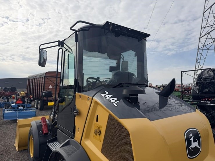 2023-deere-244l-image-14