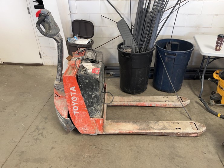 toyota-electric-pallet-jack-image-1